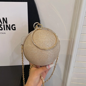 Détail du sac de soirée sphère or champagne avec poignée anneau strass et chaîne