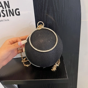 Détail du sac de soirée sphérique avec paillettes noires et poignée anneau doré strass