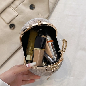 Vue détaillée de l'intérieur d'un sac boule à strass scintillant contenant du maquillage