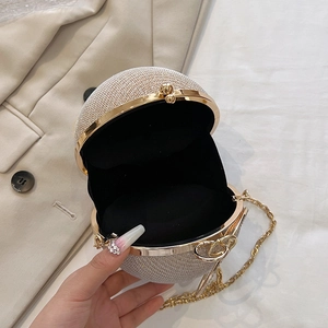 Vue intérieure de la pochette sphérique dorée champagne avec doublure noire et chaîne d'or