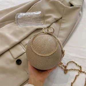 Vue détaillée du sac de soirée à paillettes dorées avec poignée strass et fermoir double anneau