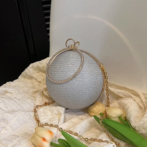 Sac de soirée sphérique élégant avec strass argentés, anse dorée et bandoulière