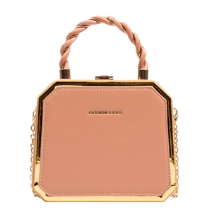 Roze achthoekige box-tas met goudkleurig frame, kettingriem en gedraaid lederen handvat