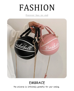 Détail du sac à main rond en forme de basket avec chaîne en cuir rose et noir