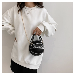 Détail d'un sac bandoulière créatif en forme de basket avec surpiqûres et chaîne