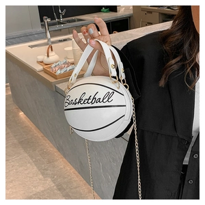 Détail du sac à main blanc en forme de basket avec chaîne dorée et lettrage artistique
