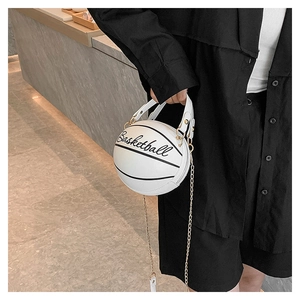 Détail du sac à main blanc en forme de basket avec chaîne dorée et bandoulière élégante