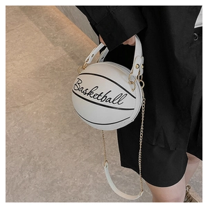 Détail d'un sac créatif blanc en forme de basket avec bandoulière en chaîne dorée