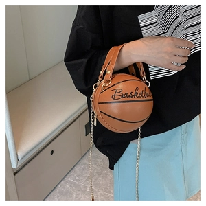 Vue détaillée du sac à bandoulière marron en forme de basket avec chaîne dorée et anse