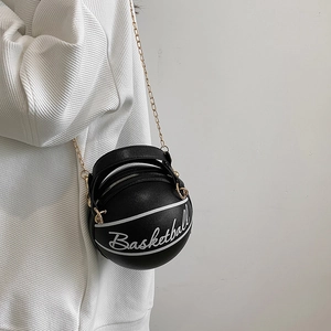 Sac à bandoulière tendance en forme de basket noir avec texte blanc et chaîne dorée chic