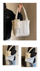 Détail du sac fourre-tout matelassé blanc à texture gaufrée avec pochette assortie