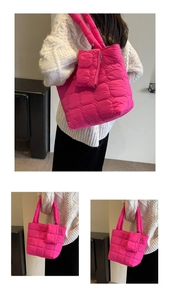 Vue détaillée du sac cabas matelassé magenta avec petit porte-monnaie assorti amovible