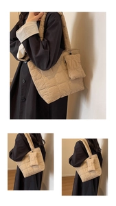 Détail d'un sac cabas matelassé beige avec une petite pochette zippée assortie et texture douce