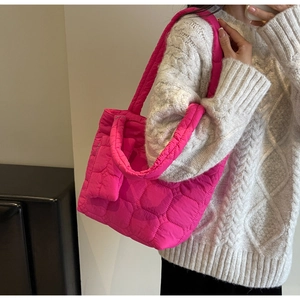 Borsa tote fucsia trapuntata in nylon con piccolo borsellino abbinato incluso