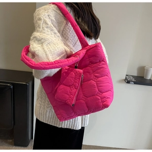 Détail du sac cabas matelassé rose vif avec sa mini pochette zippée assortie au sac