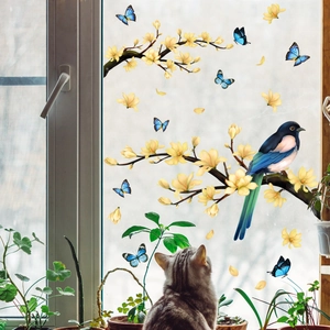 Stickers de fenêtre oiseaux et fleurs sur verre avec un chat en arrière-plan cosy