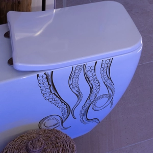 Detailansicht künstlerischer Oktopus-Tentakel Aufkleber auf einer weißen Keramiktoilette