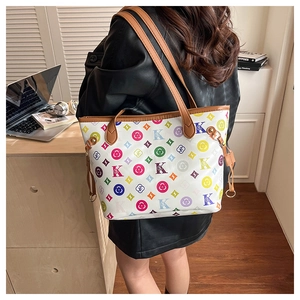 Détail du sac cabas avec cordons en cuir marron et imprimés de lettres multicolores