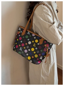 Vue détaillée du sac cabas à imprimé monogramme coloré avec bandoulière en cuir marron et breloques