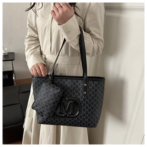 Detail der schwarzen Monogramm-Tote mit großem M-Logo und passender kleiner Mini-Tasche