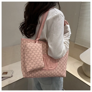 Detailansicht der rosa Einkaufstasche und Tasche mit M-Logo und Allover-Muster