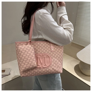 Detail der rosa PU-Leder-Einkaufstasche mit Monogramm-Muster und kleiner Tasche