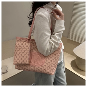 Seitenansicht der rosa Monogramm-Einkaufstasche mit M-Relieflogo am Modell
