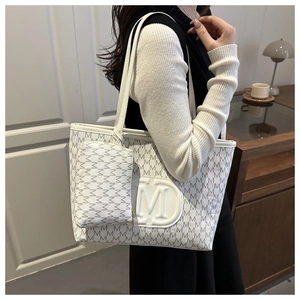 Detail der weißen PU-Einkaufstasche mit grauem Monogramm-Print und kleiner Geldbörse