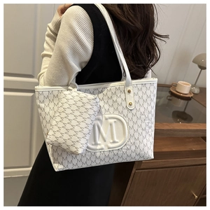 Detail der bedruckten Shopper-Tasche mit passender Reißverschlusstasche und Muster