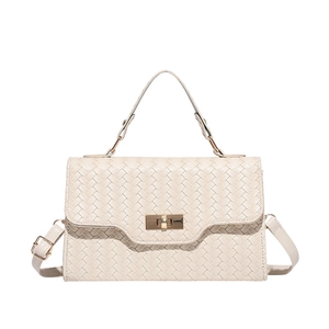 Cremefarbene gewebte Lederhandtasche mit goldenem Drehverschluss und Schultergurt für Damen