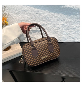 Vue détaillée du motif géométrique marron et du logo doré JINGPIN sur le sac à main