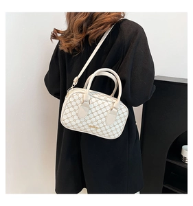 Détail du sac à main Boston crème avec motif géométrique et boucle logo dorée