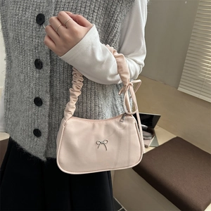 Rosa sichelförmige Achseltasche mit silberner Schleife und gerafftem Schulterriemen