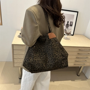 Grand sac cabas imprimé léopard avec patch en cuir marron et doubles bandoulières