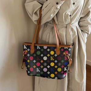 Sac cabas rétro à monogramme multicolore avec lanières en cuir marron et trench beige