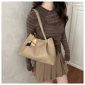 Détail du sac cabas kaki clair avec foulard en soie imprimé et design plissé à l'épaule