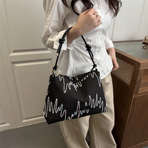 Sac fourre-tout noir avec broderie vagues colorées et bandoulière en cuir nouée