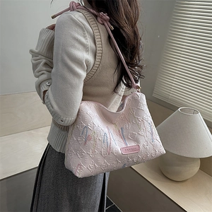 Sac fourre-tout matelassé rose avec motif rayé et étiquette de mode pour femme
