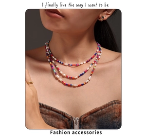 Détail d'un collier bohème multicouche avec perles d'eau douce et perles colorées sur mannequin