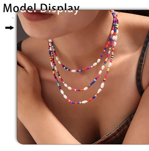 Détail d'un collier bohème à plusieurs rangs avec perles de verre et perles d'eau douce