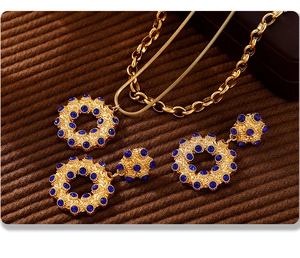 Detail von Vintage-Halskette und Ohrringen in Goldoptik mit tiefblauen Strasssteinen