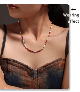 Effet porté d'un collier de perles bohème coloré avec perles d'eau douce naturelles