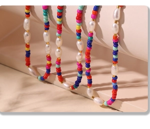 Gros plan d'un collier de style bohème avec des perles colorées et des perles d'eau douce
