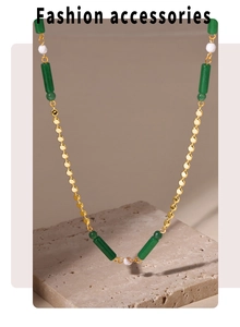 Dettaglio delle perle in avventurina verde su collana in acciaio inox dorato
