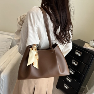 Grand sac cabas marron foncé avec surpiqûres blanches et foulard en soie décoratif