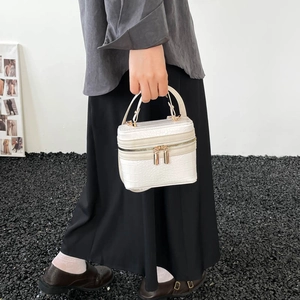 Elegante borsa a scatola crema goffrata coccodrillo con doppia zip dorata e manico