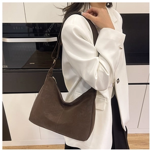 Detailansicht der matt dunkelbraunen Wildleder-Hobo-Tasche mit verstellbarem Gurt