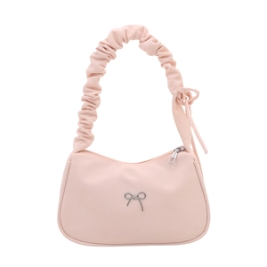 Borsa a spalla rosa con manico plissettato e dettaglio fiocco argento su sfondo bianco