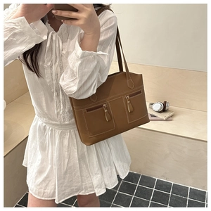Sac fourre-tout marron vintage avec poches zippées et surpiqûres blanches contrastées