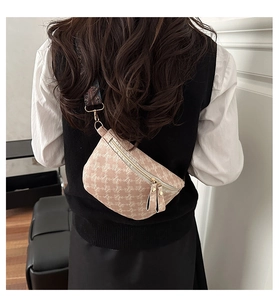 Detail of moon-shaped crossbody bag with vintage print and adjustable wide strap